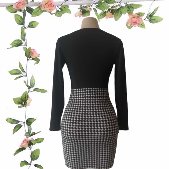 🚫SOLD🚫 Windsor Two-toned Patterned Mini Dress Size Small - Picture 2 of 2